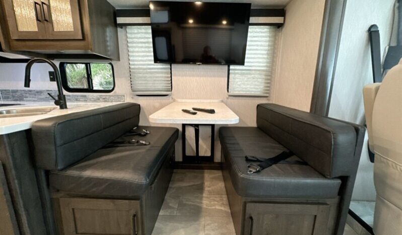 
								2024 Coachmen Pursuit 31BH full									