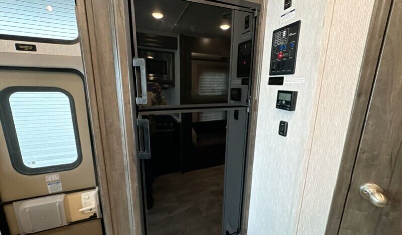 
								2024 Coachmen Pursuit 31BH full									