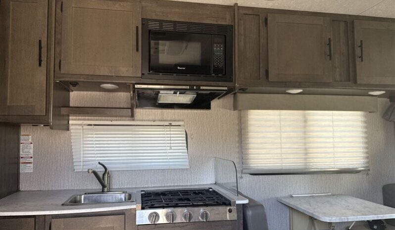 
								2023 Coachmen Leprechaun 230CB full									