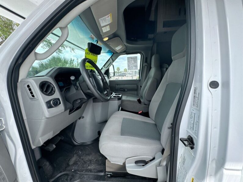 2023 Forest River Sunseeker 3250DSLE
